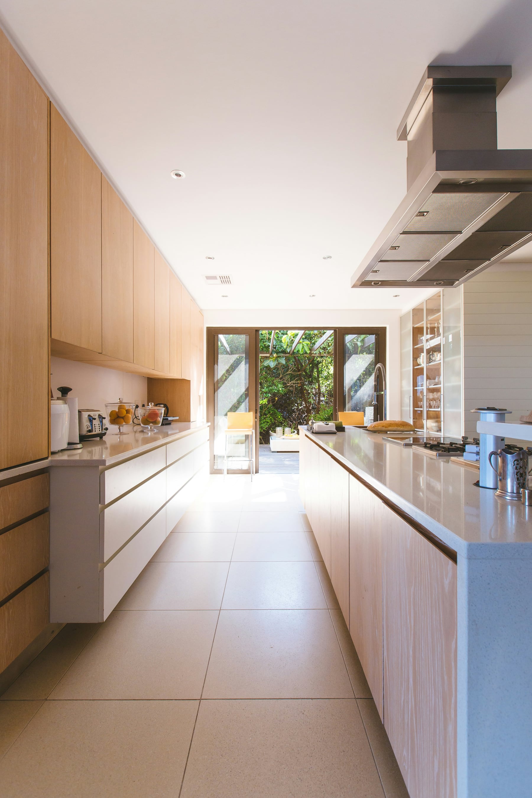 Moderne woning met een ruime houten aanbouw aan de tuin